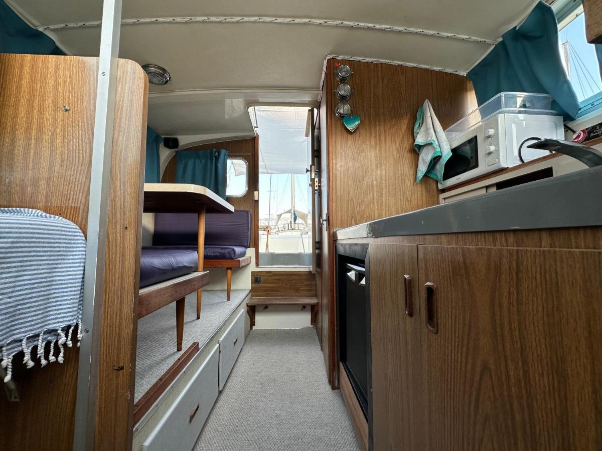 !!Boat With Ac In Port Forum 2 Bikes Included!! Hotel Сант Адриа де Бесос Екстериор снимка