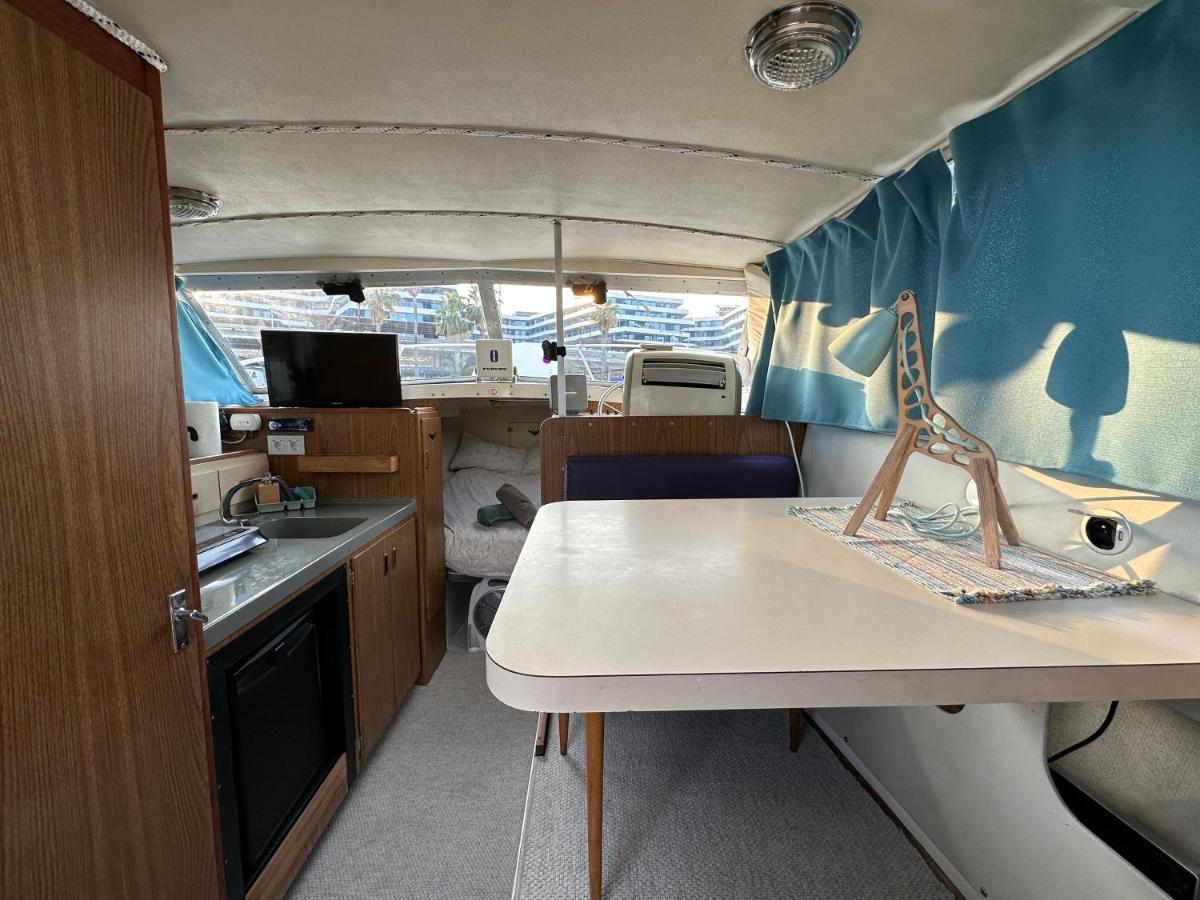 !!Boat With Ac In Port Forum 2 Bikes Included!! Hotel Сант Адриа де Бесос Екстериор снимка