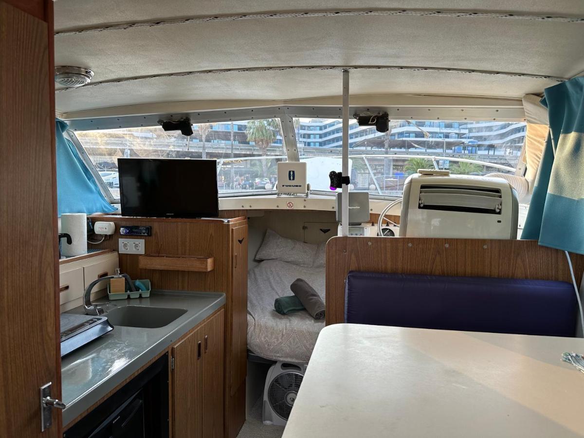 !!Boat With Ac In Port Forum 2 Bikes Included!! Hotel Сант Адриа де Бесос Екстериор снимка